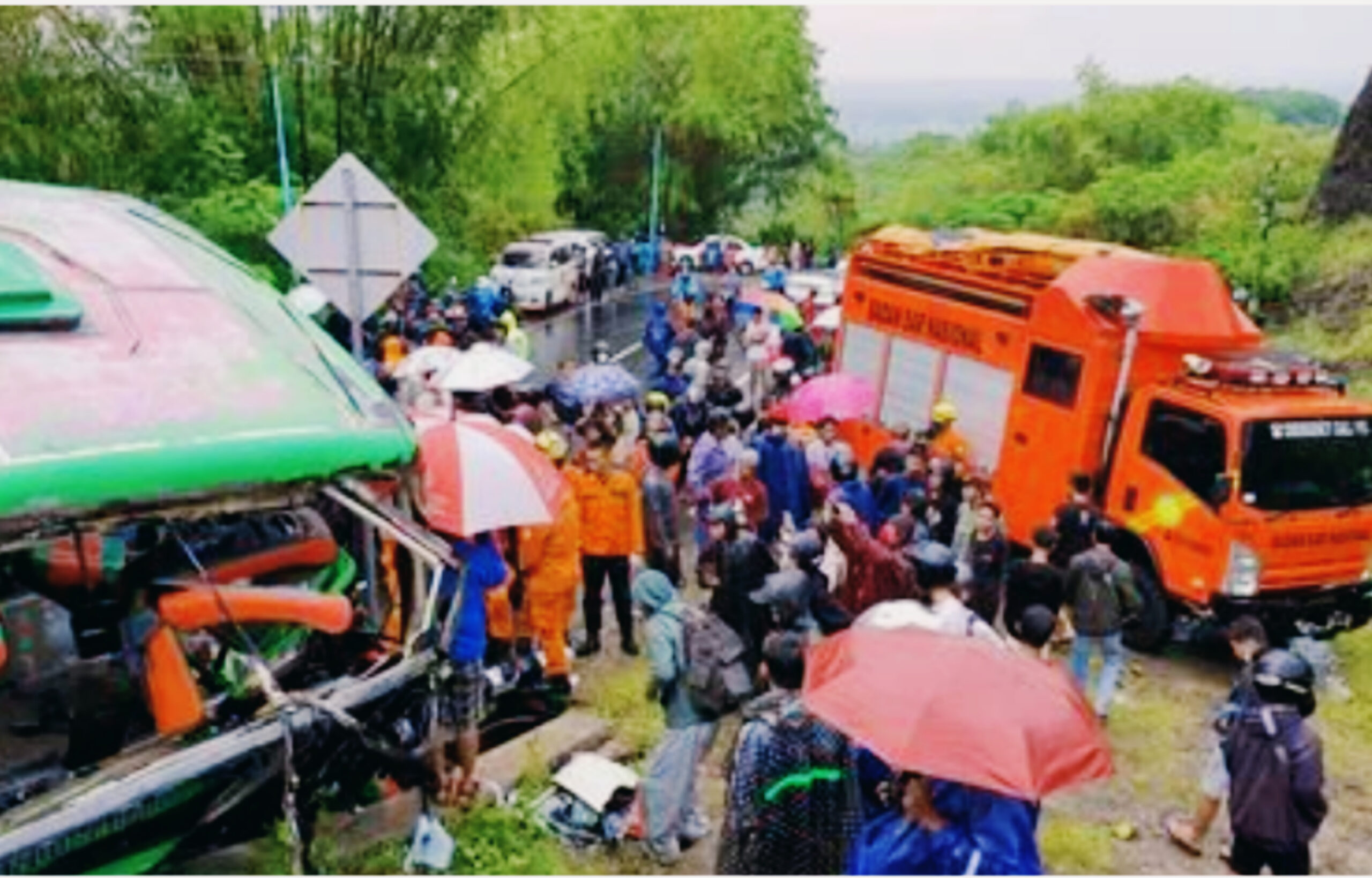 Foto Kecelakaan Bus Pariwisata di Bantul